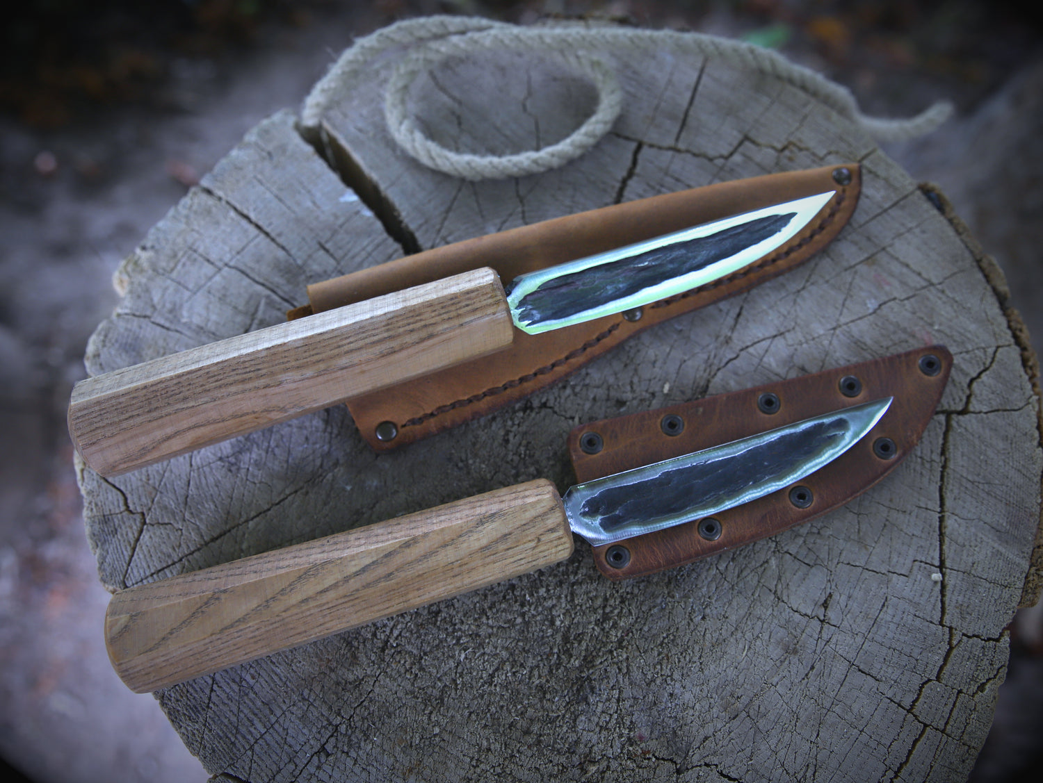 Yakut-Messer mit eckigen Eschenholzgriff + Lederscheide