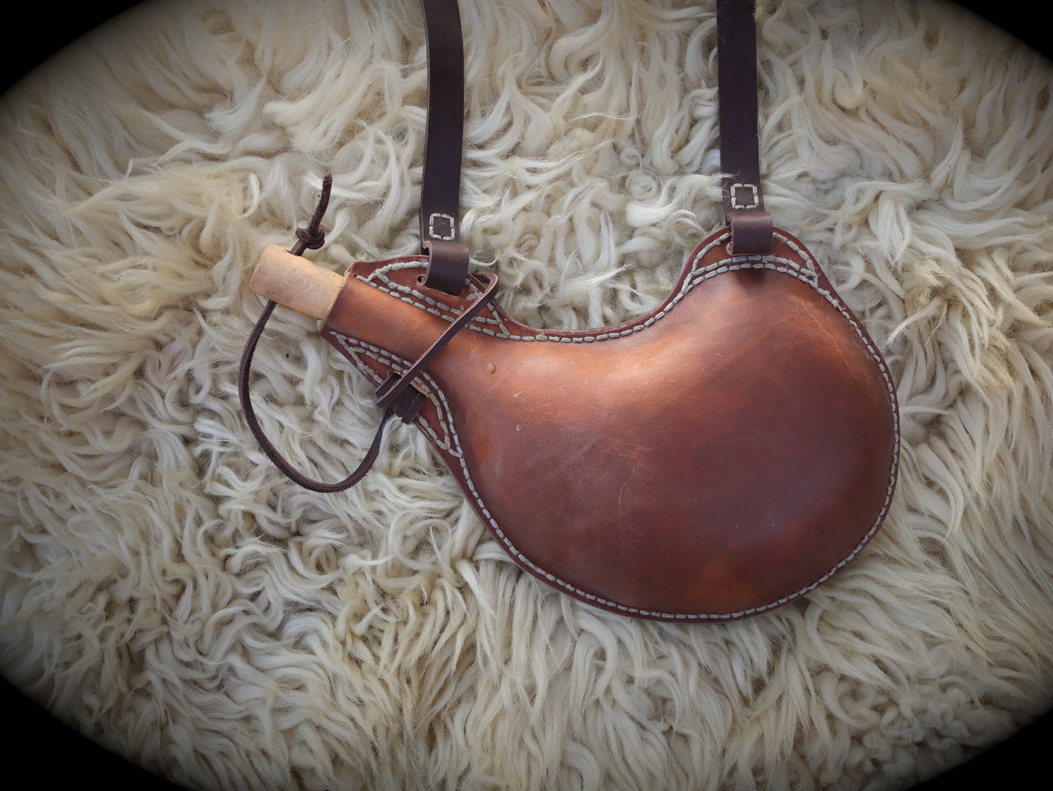 Mittelalterlicher Leder-Wasserschlauch (1,2 Liter) – Handgefertigt & Bienenwachs-versiegelt