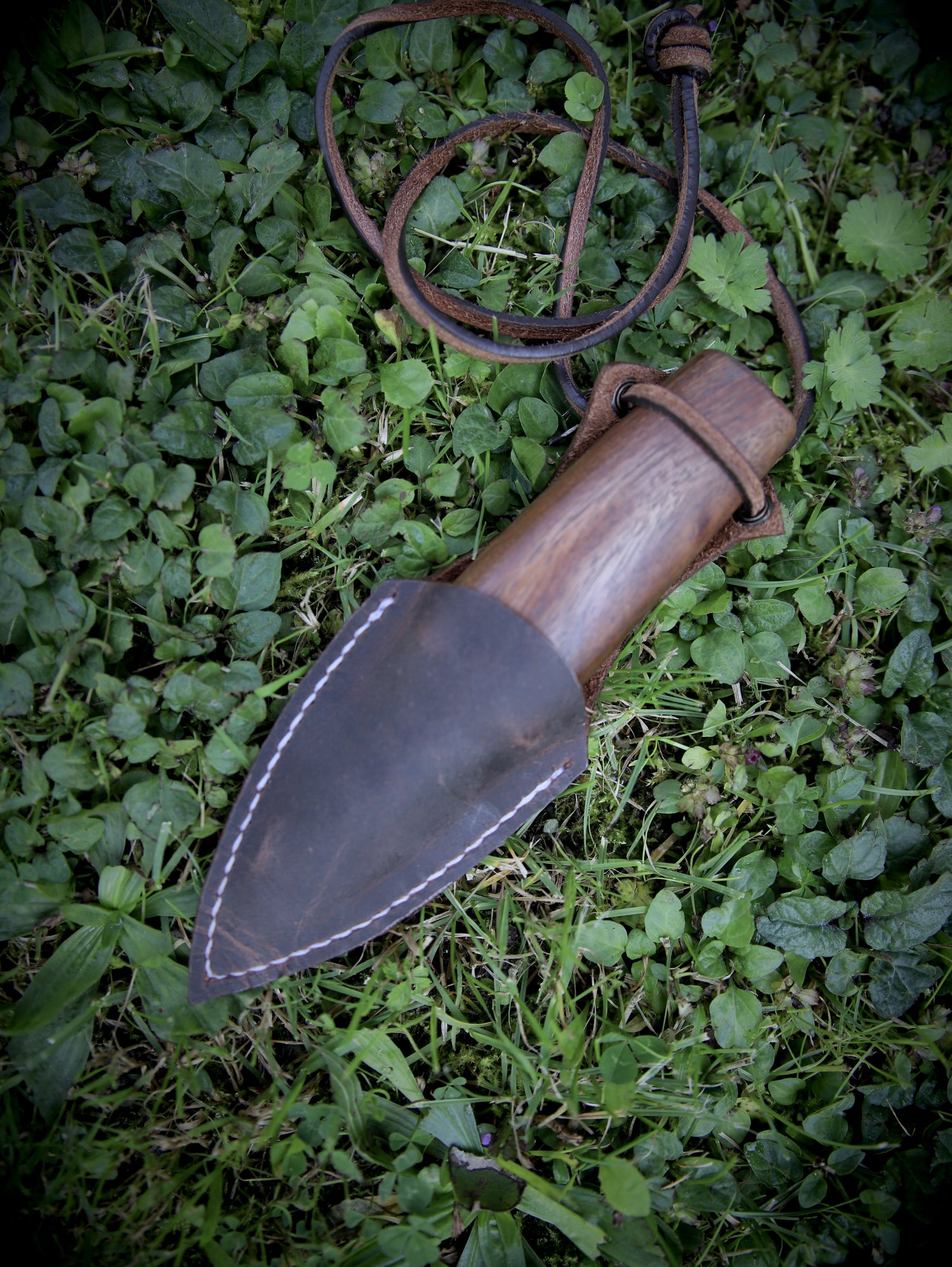 Neck-Knife mit Lederscheide