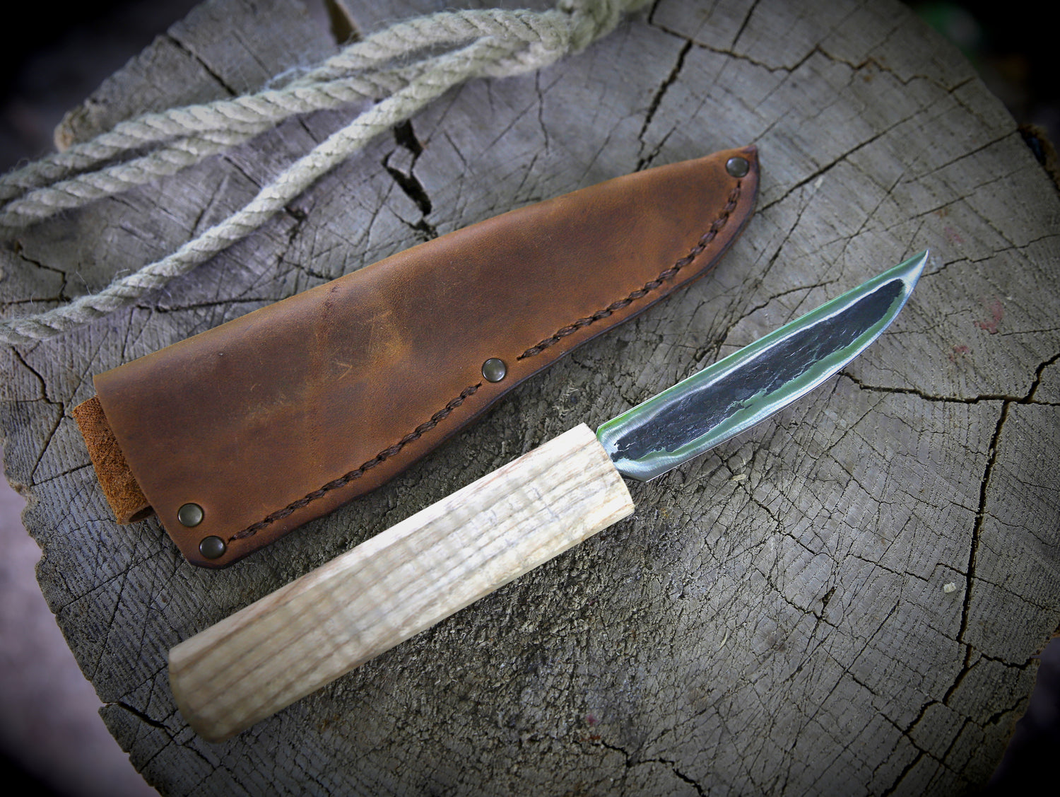 Yakut-Messer mit flachen Eschenholzgriff + Lederscheide