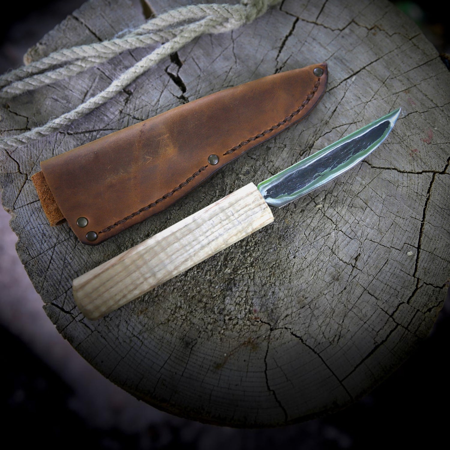 Yakut-Messer mit flachen Eschengriff