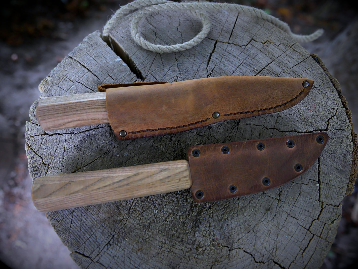 Yakut-Messer mit eckigen Eschenholzgriff + Lederscheide