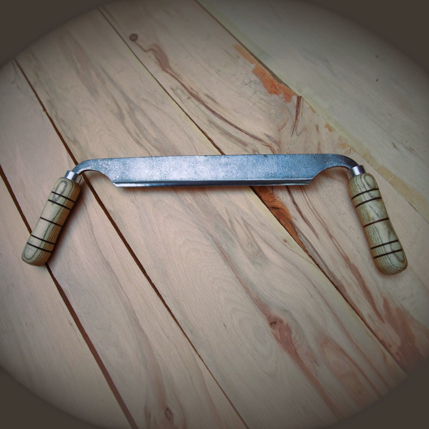 Handgeschmiedetes Ziehmesser mit Eschengriff (23 cm)