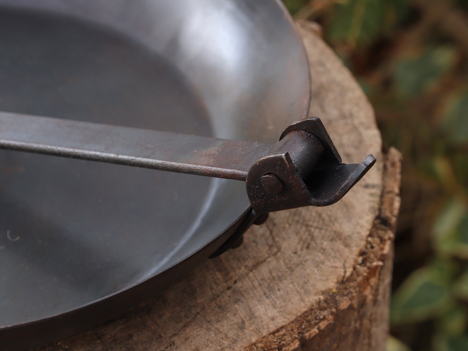 Bushcraft Eisenpfanne (28cm) – Extra Tief mit Klappgriff