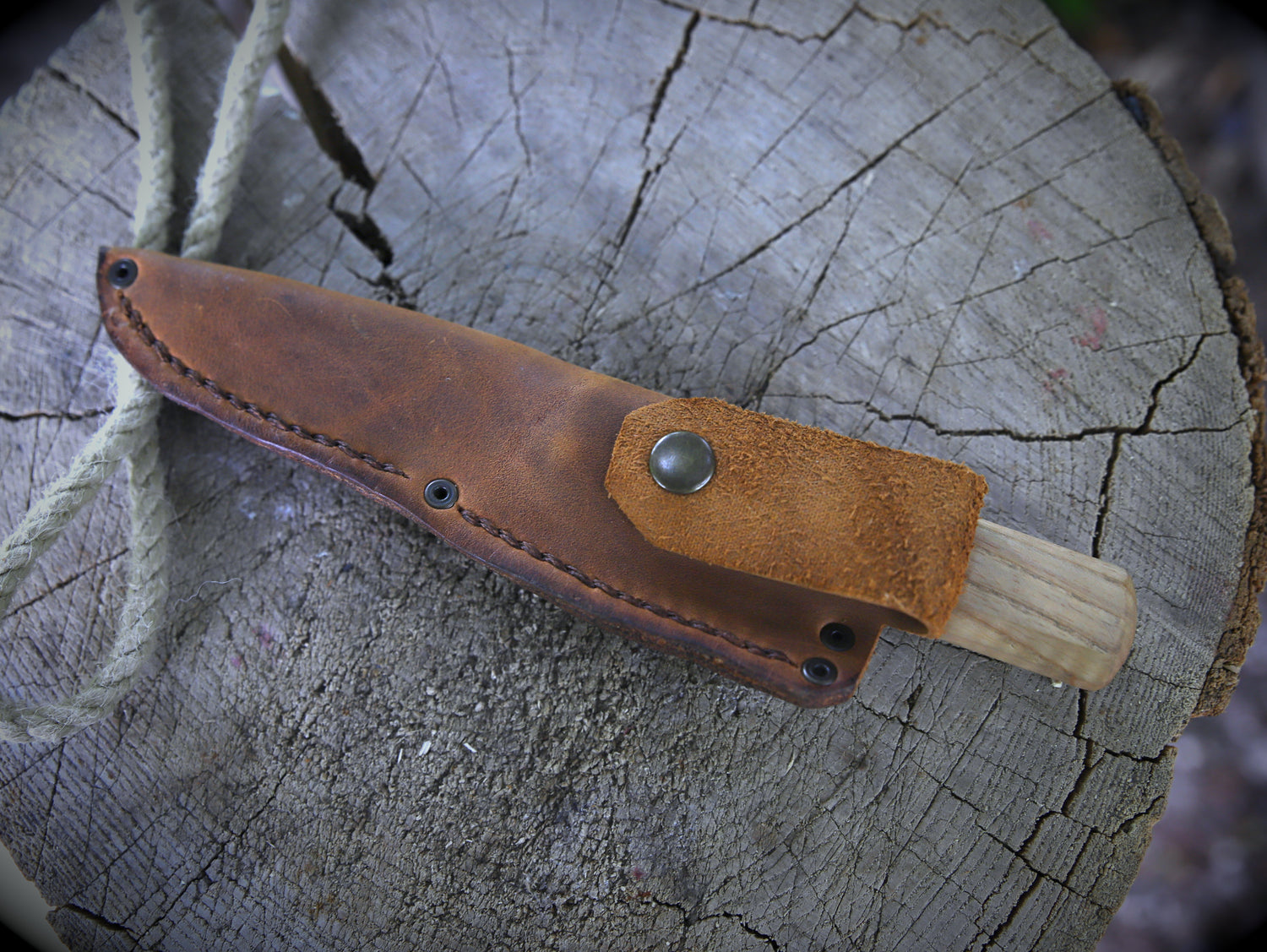 Yakut-Messer mit flachen Eschenholzgriff + Lederscheide