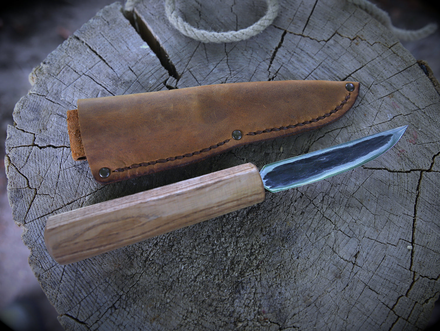 Yakut-Messer mit eckigen Eschenholzgriff + Lederscheide