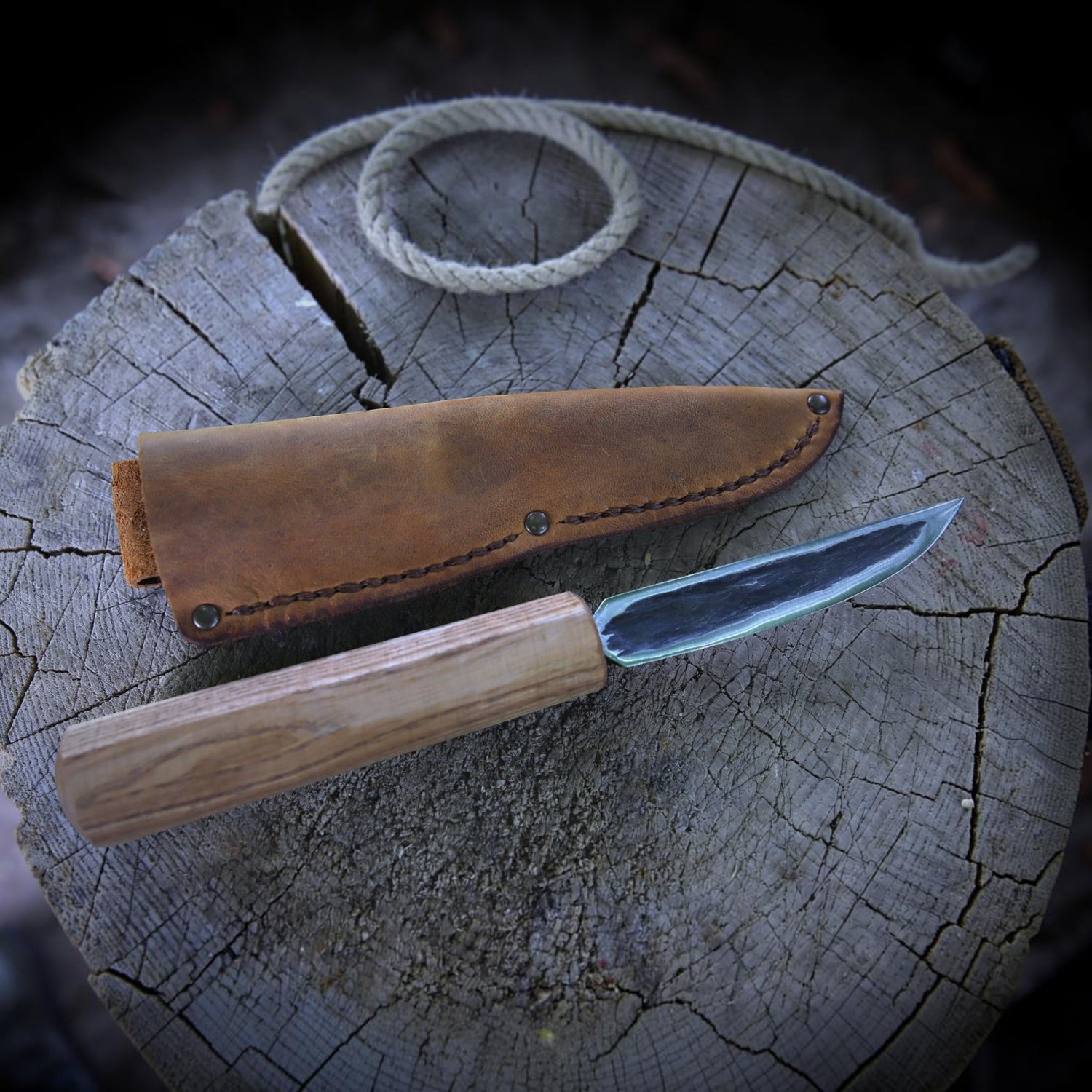 Yakut-Messer mit eckigen Eschengriff