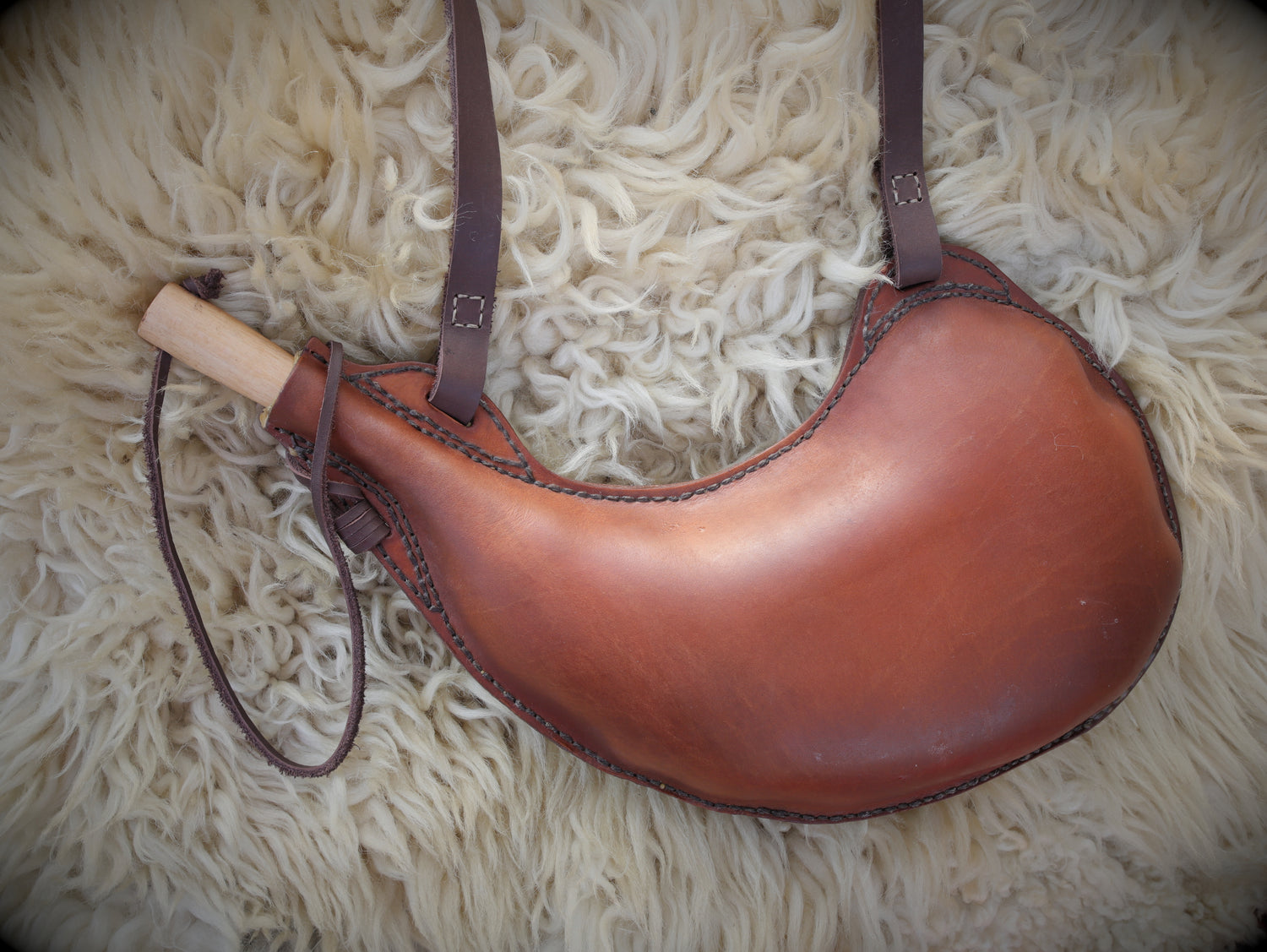 Mittelalterlicher Leder-Wasserschlauch (2,5 Liter) – Handgefertigt & Bienenwachs-versiegelt