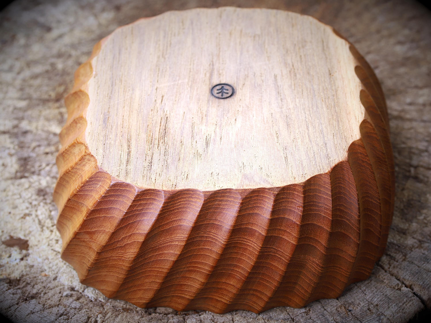 große handgeschnitzte Holzschüssel 