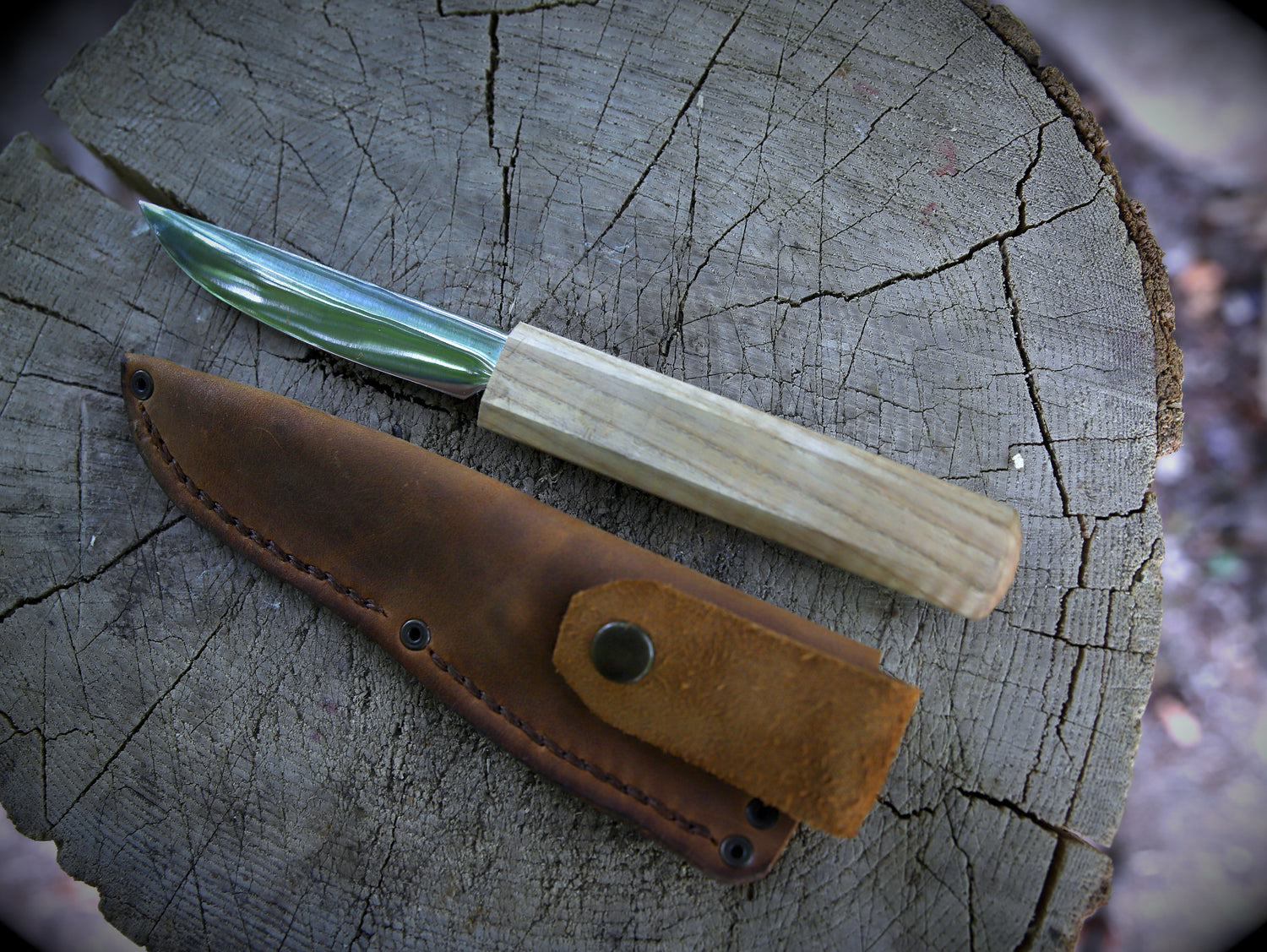 Yakut-Messer mit flachen Eschenholzgriff + Lederscheide