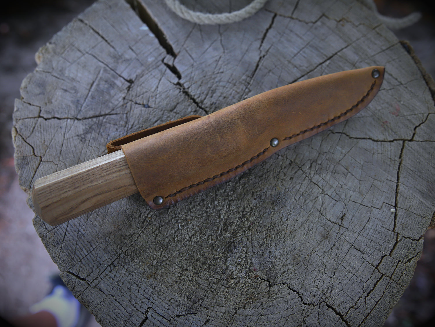Yakut-Messer mit eckigen Eschenholzgriff + Lederscheide