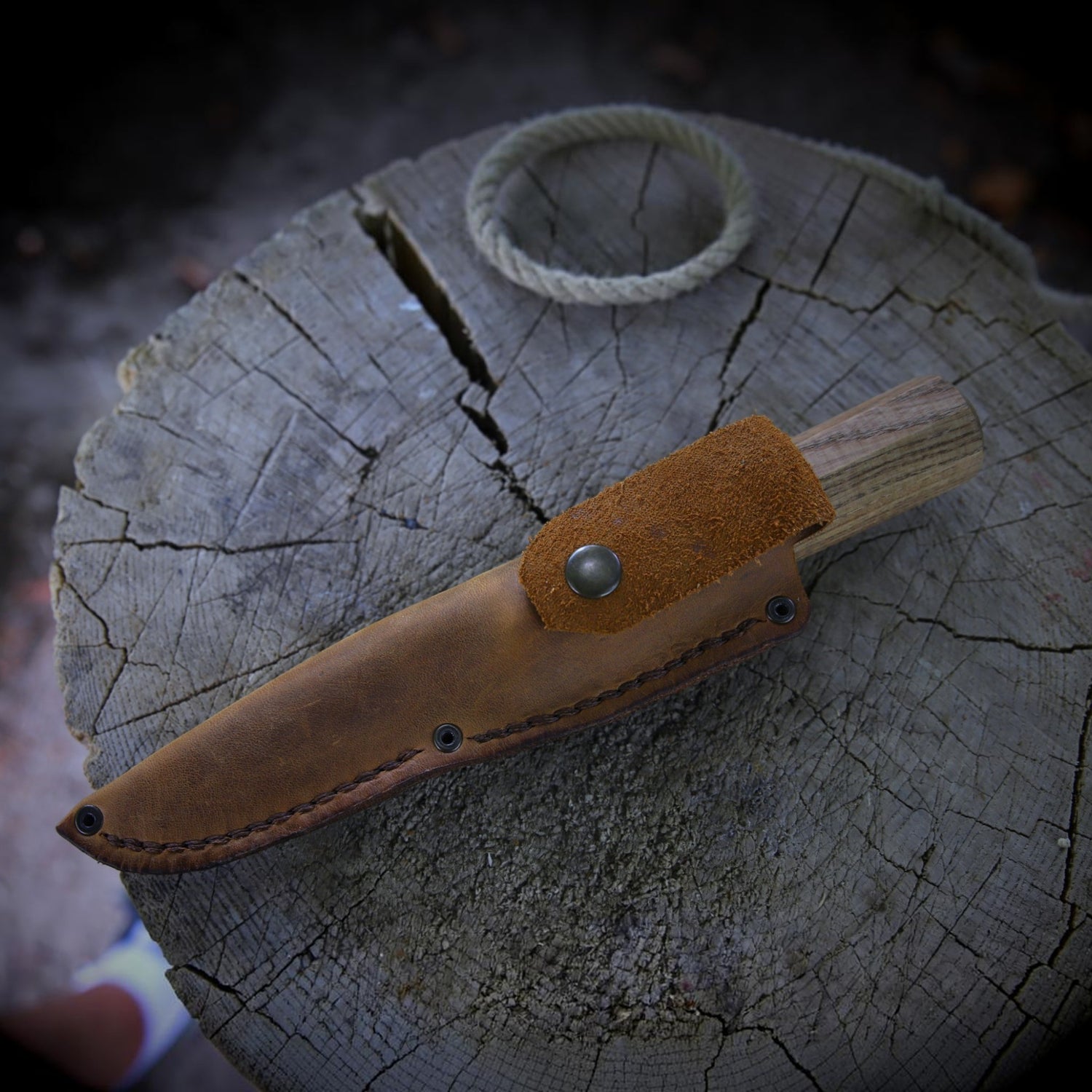Yakut-Messer mit eckigen Eschengriff
