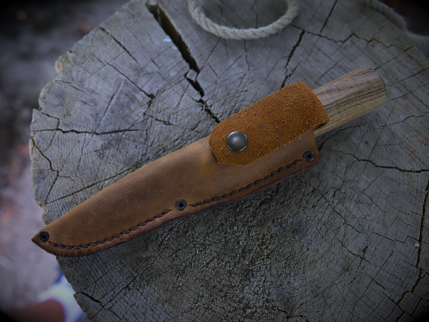 Yakut-Messer mit eckigen Eschenholzgriff + Lederscheide