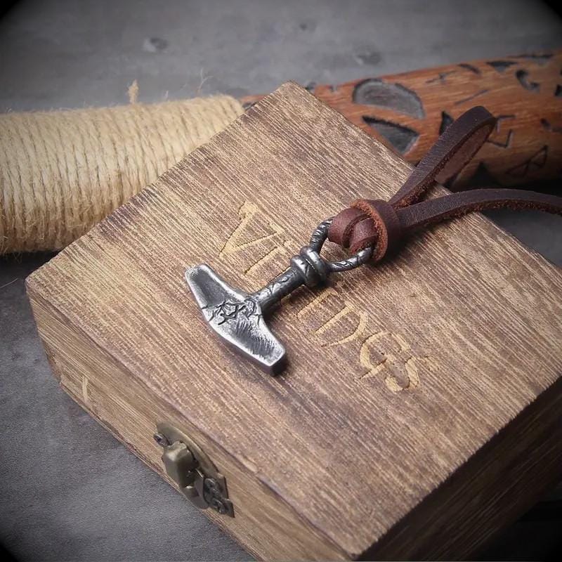 Mjölnir-Halskette mit Lederband