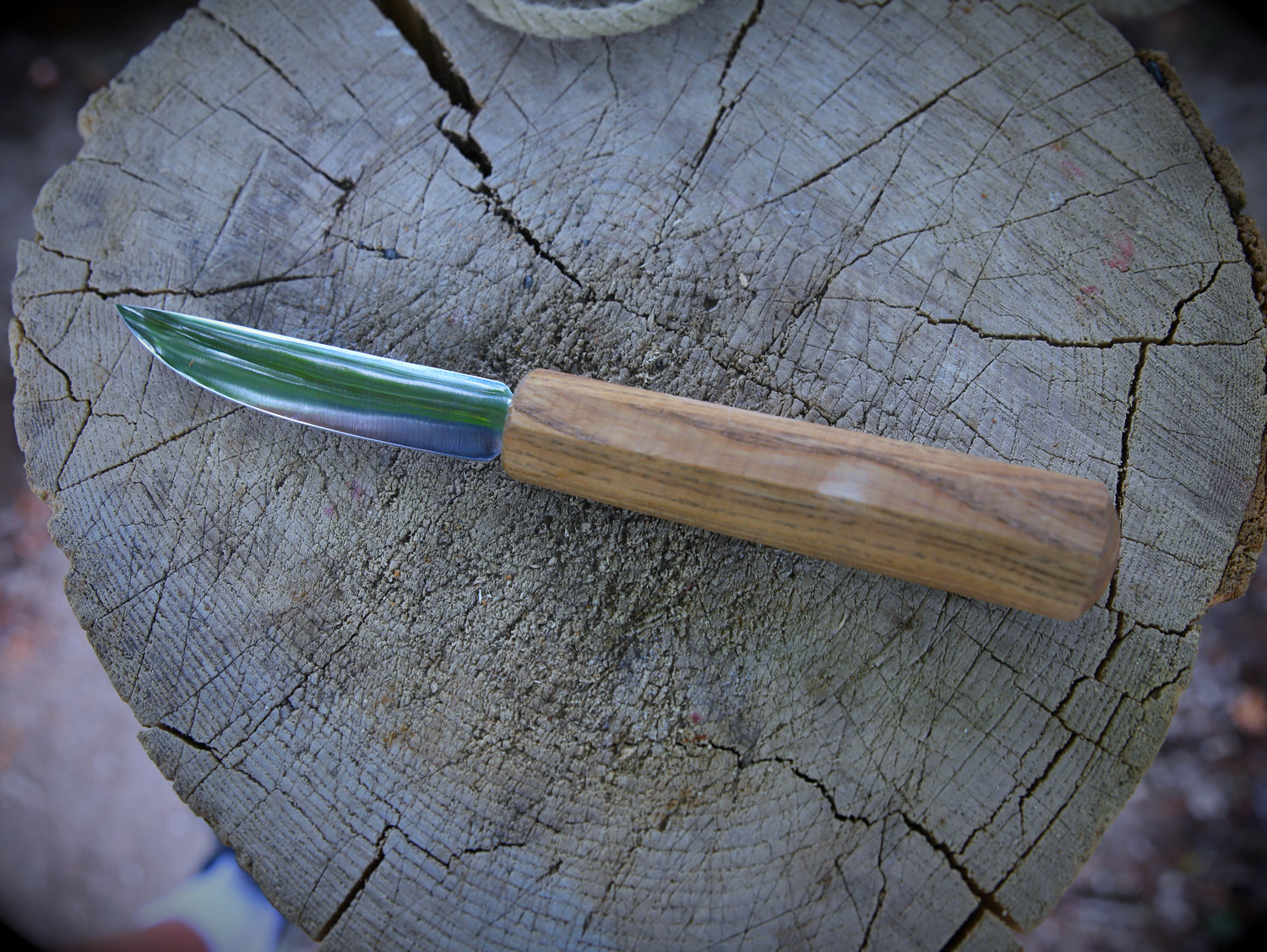 Yakut-Messer mit eckigen Eschenholzgriff + Lederscheide