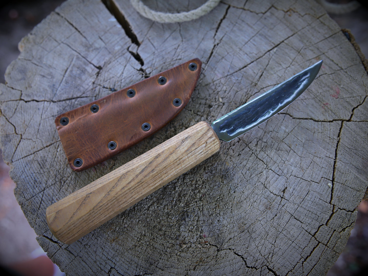 Yakut-Messer mit eckigen Eschenholzgriff + Lederscheide