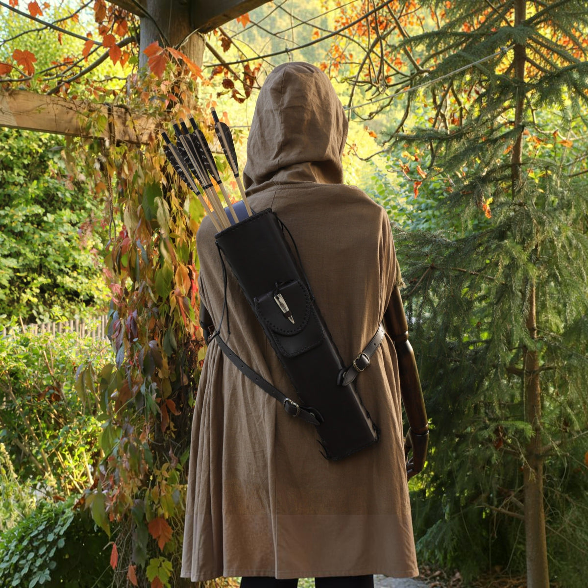 Elliptischer Lederköcher „Rhovanion“ mit Tasche & Geweihverschluss