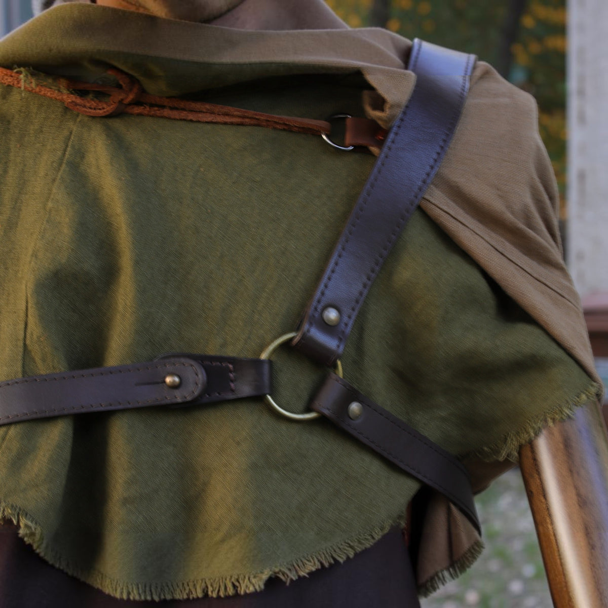 Elliptischer Lederköcher „Rhovanion“ mit Tasche & Geweihverschluss