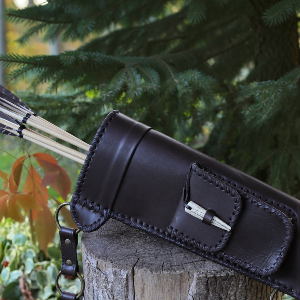 Leder-Seitenköcher „Eriador“ mit Tasche & Geweihverschluss