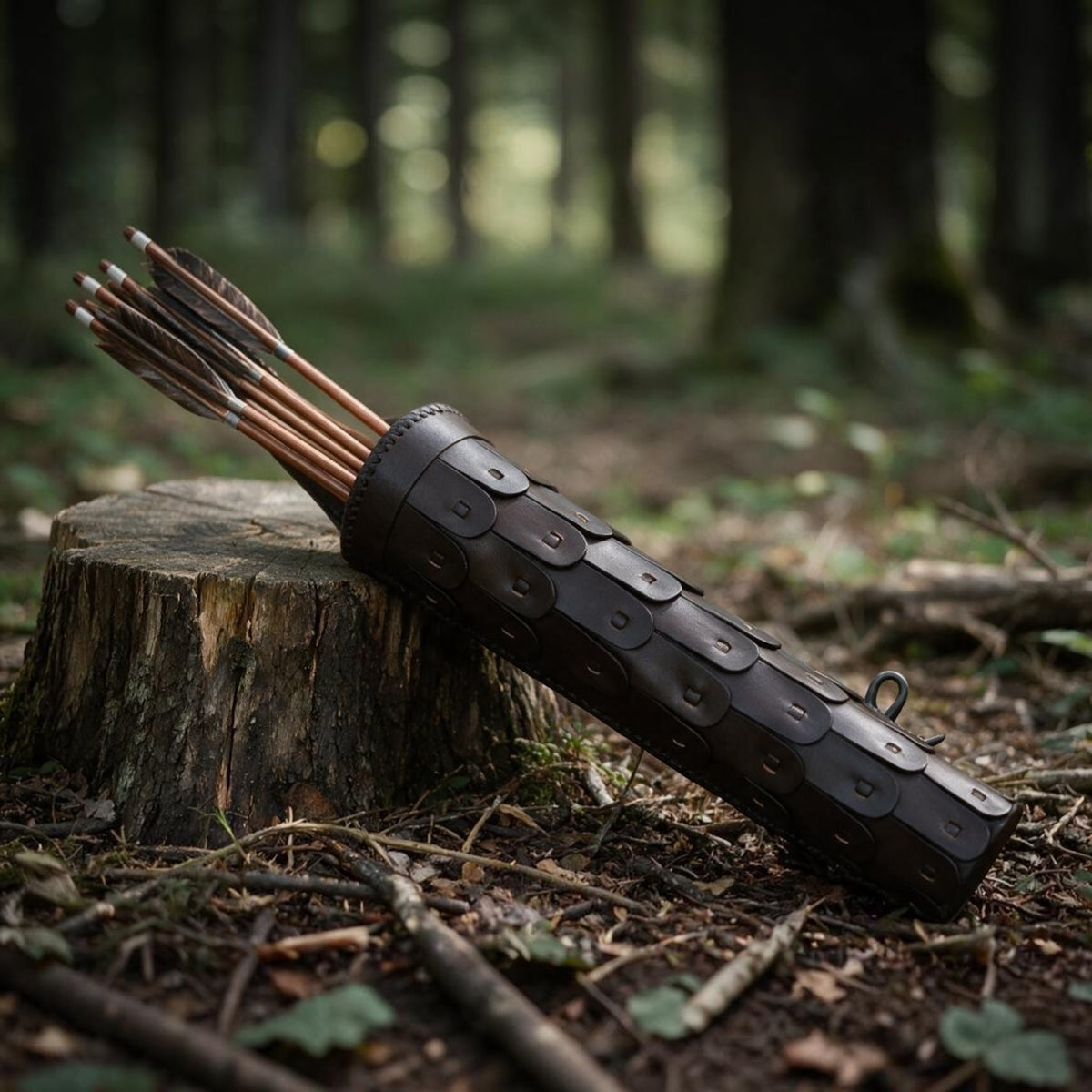 Halbrunder Lederköcher „Dúnedain“ mit Lamellen